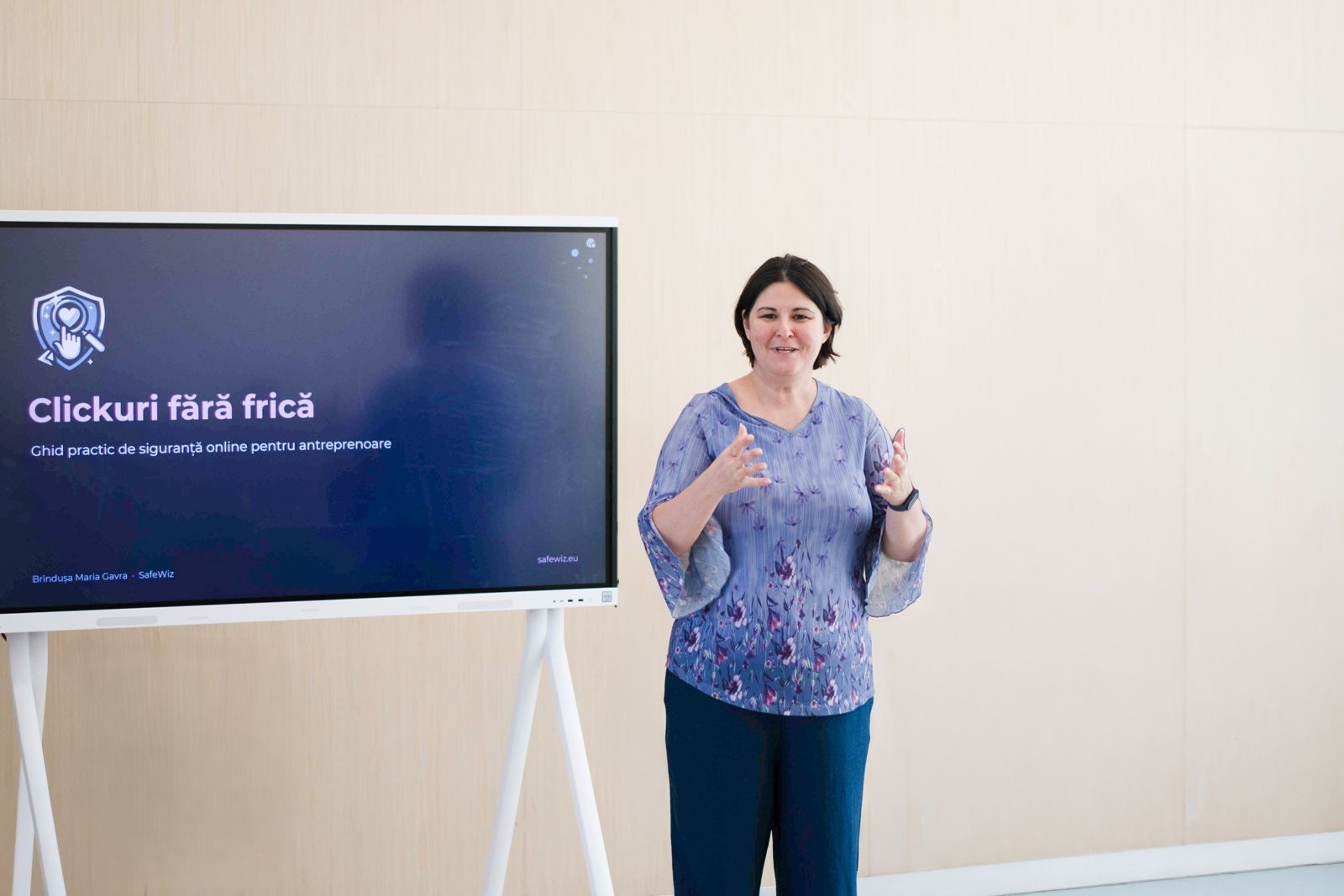 Brîndușa Maria prezentând ghidul „Clickuri fără frică”, despre siguranța online